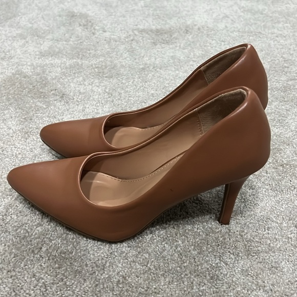 Pointed Toe Heels - Picture 2 of 4